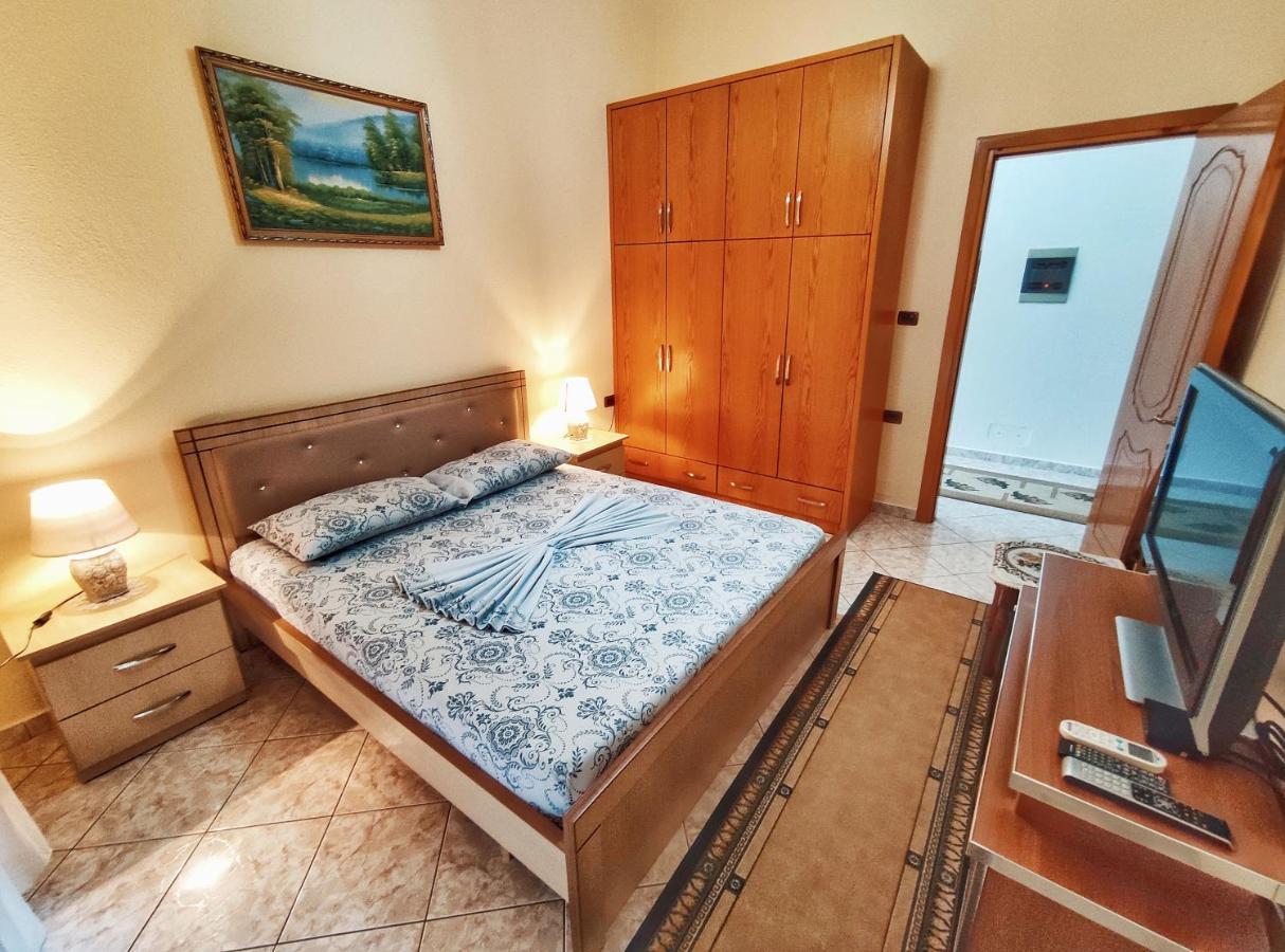 Artur'S Apartment Gjirokaster Bagian luar foto