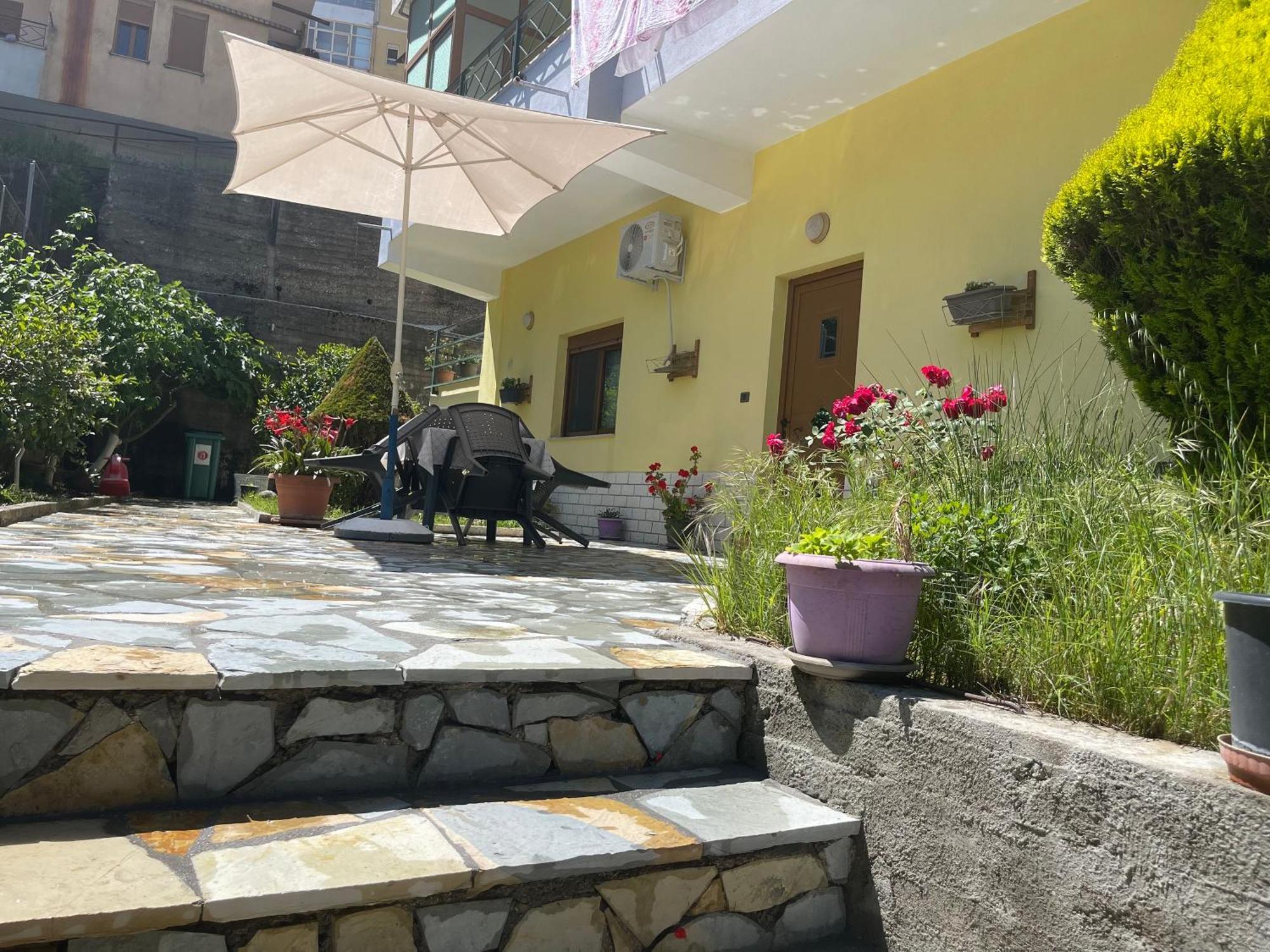 Artur'S Apartment Gjirokaster Bagian luar foto