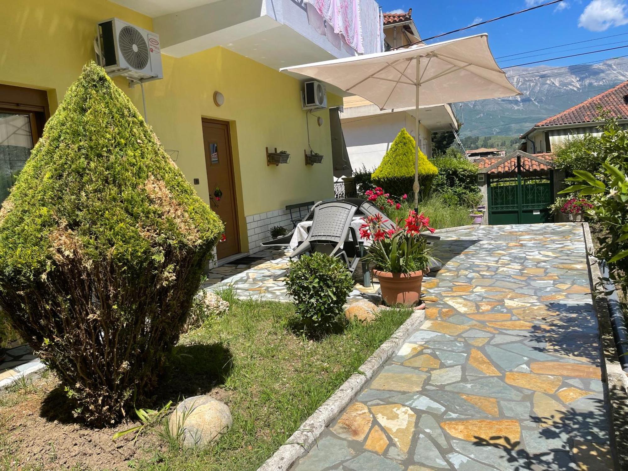 Artur'S Apartment Gjirokaster Bagian luar foto